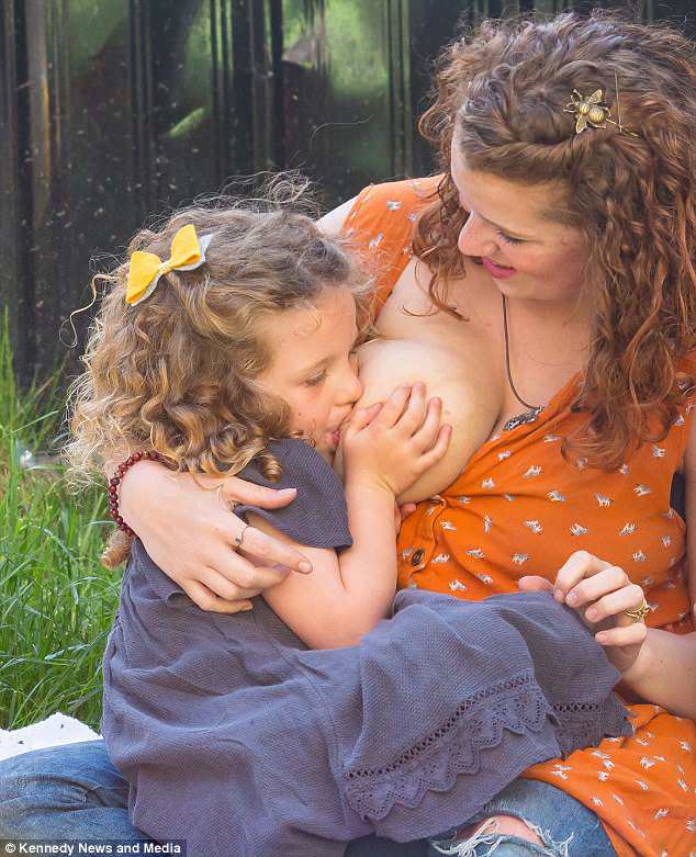 Una Mamma Allatta Al Seno La Figlia Di 5 Anni