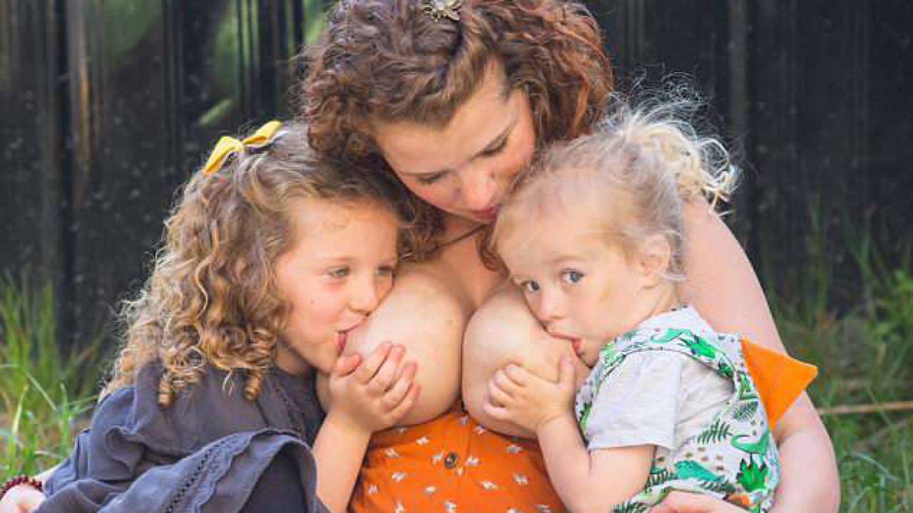 Una Mamma Allatta Al Seno La Figlia Di 5 Anni