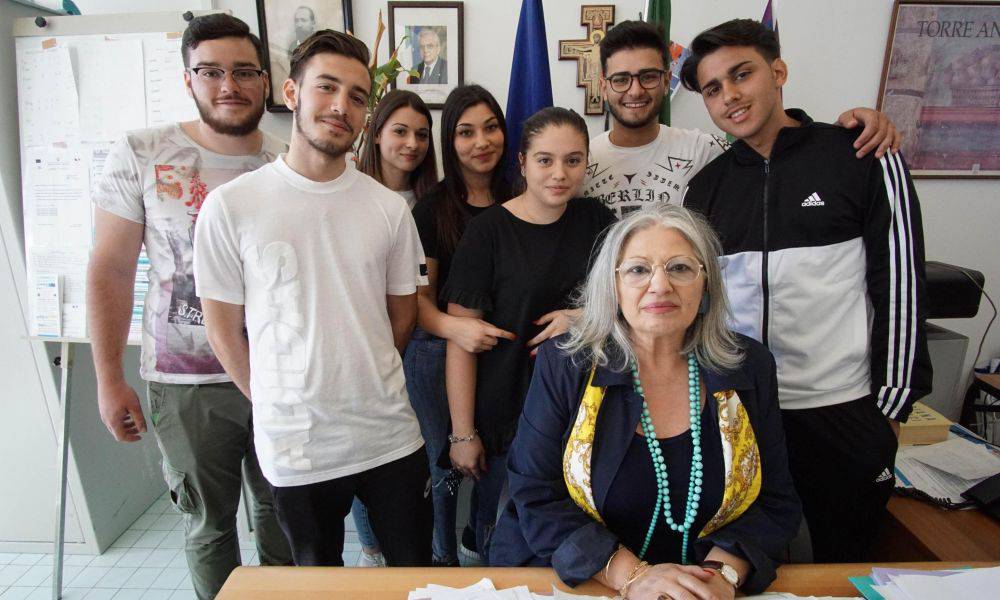 Torre annunziata studenti salvano prof