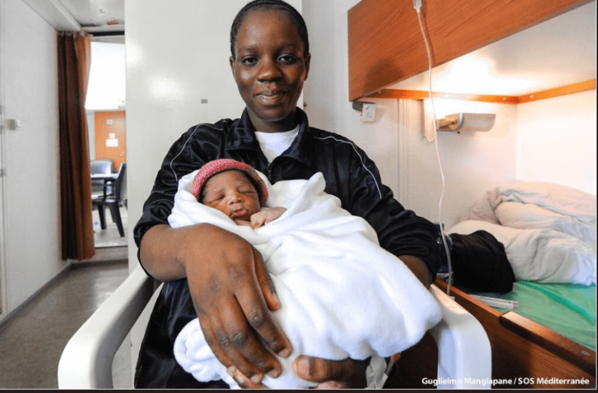 bambino nato in mare