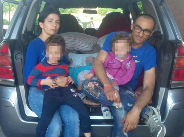 famiglia vive in auto 3 figli