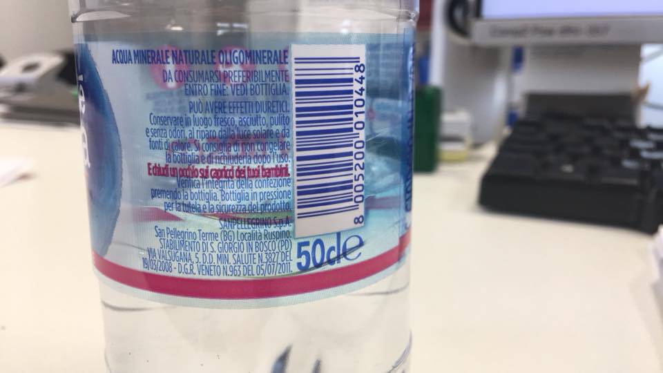 Acqua Nestlé etichetta scritta rossa
