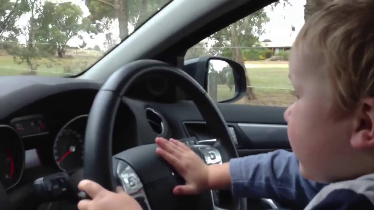 Bambino guida auto