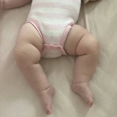 gambe di una neonata