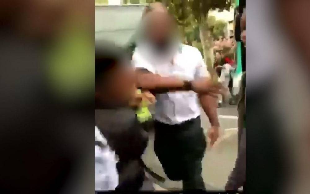 autista di autobus schiaffeggia