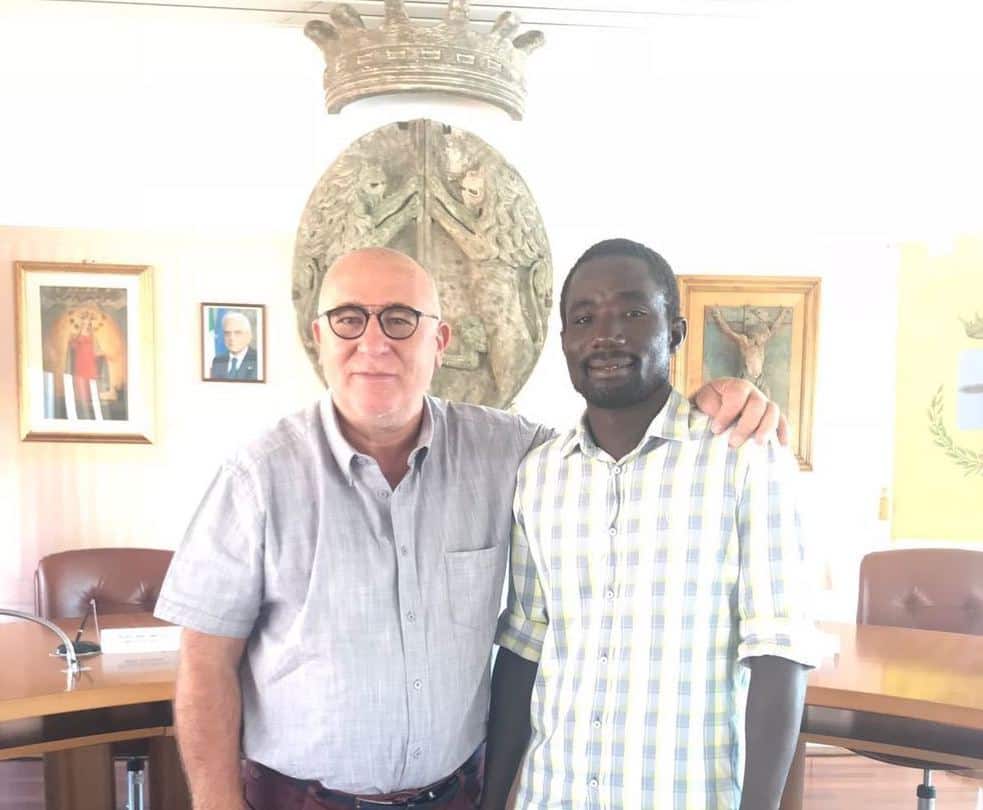 migrante salva bambino