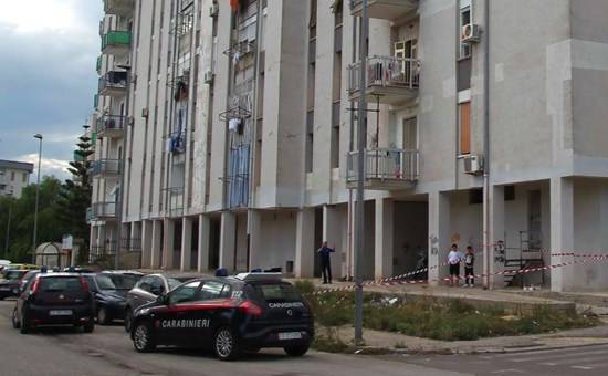 Taranto getta la figlia dal balcone