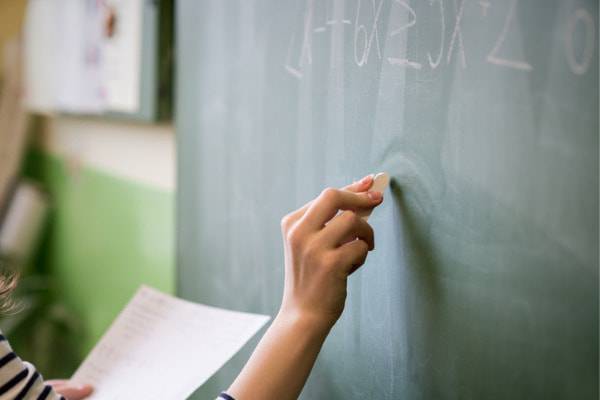 madre sputa alla maestra del figlio