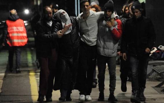 adolescente sfida treno