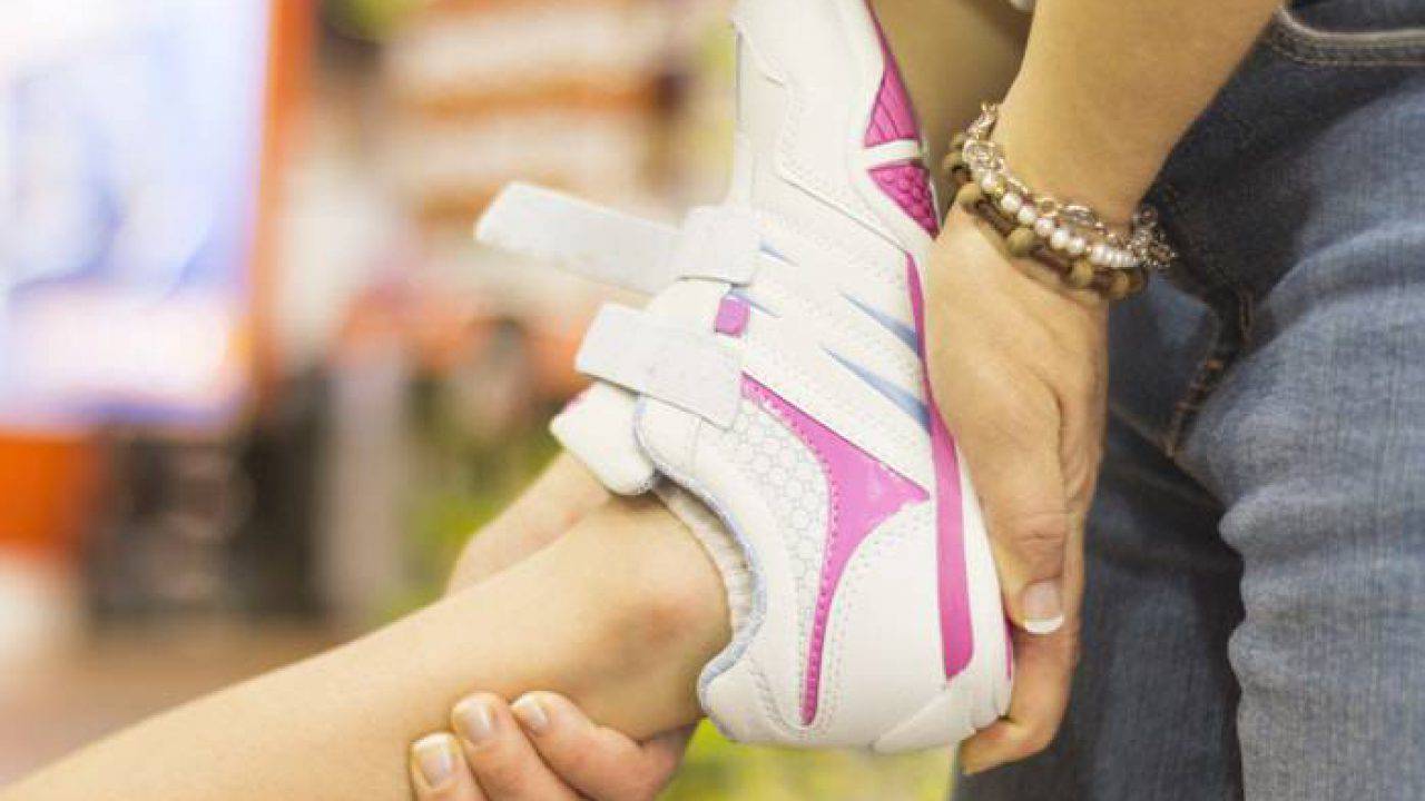Scarpe, attenzione a prendere la misura giusta per i bambini