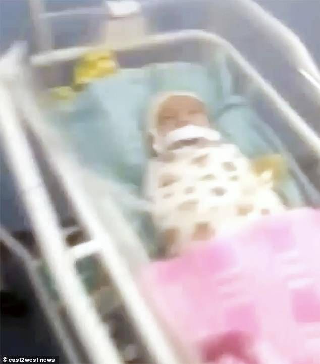 bambino con ciuccio legato alla bocca 2