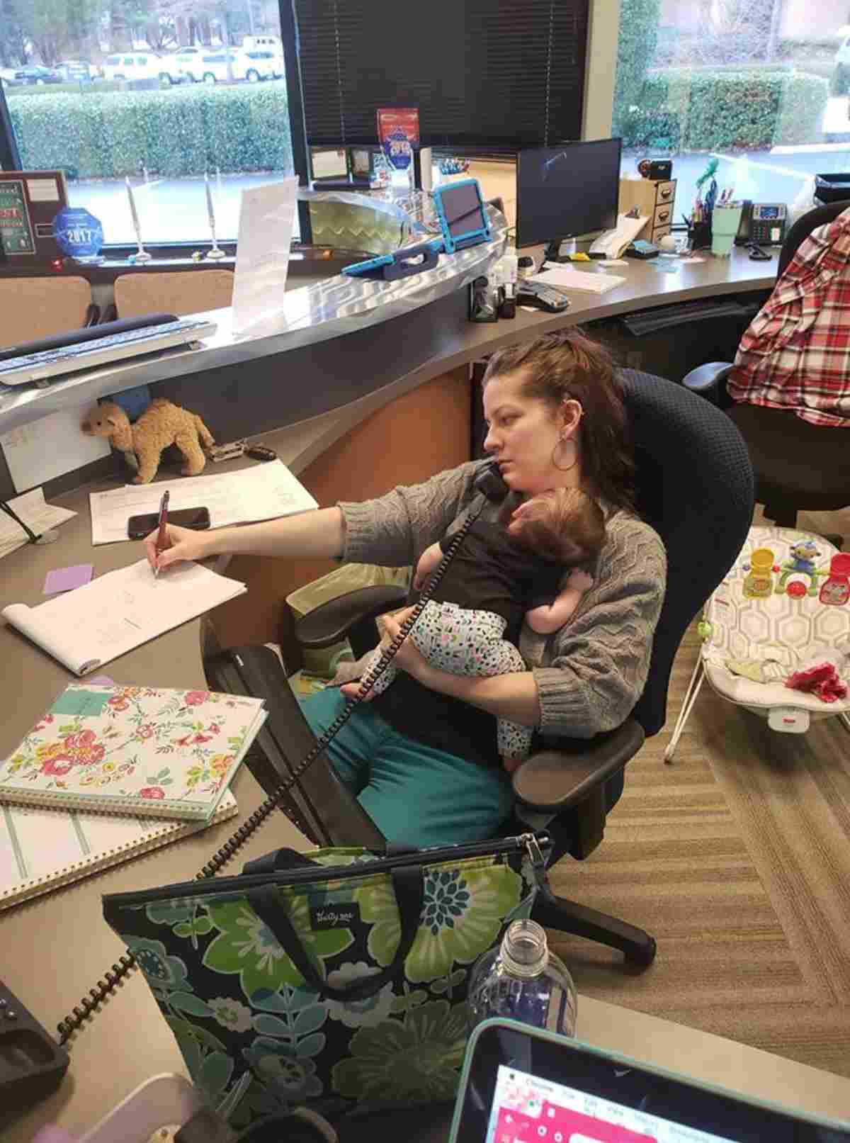 mamma al lavoro foto virale