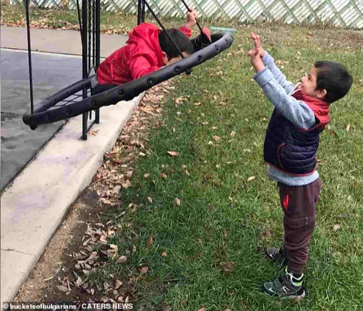 bambino sindrome down aiuta fratellini 2