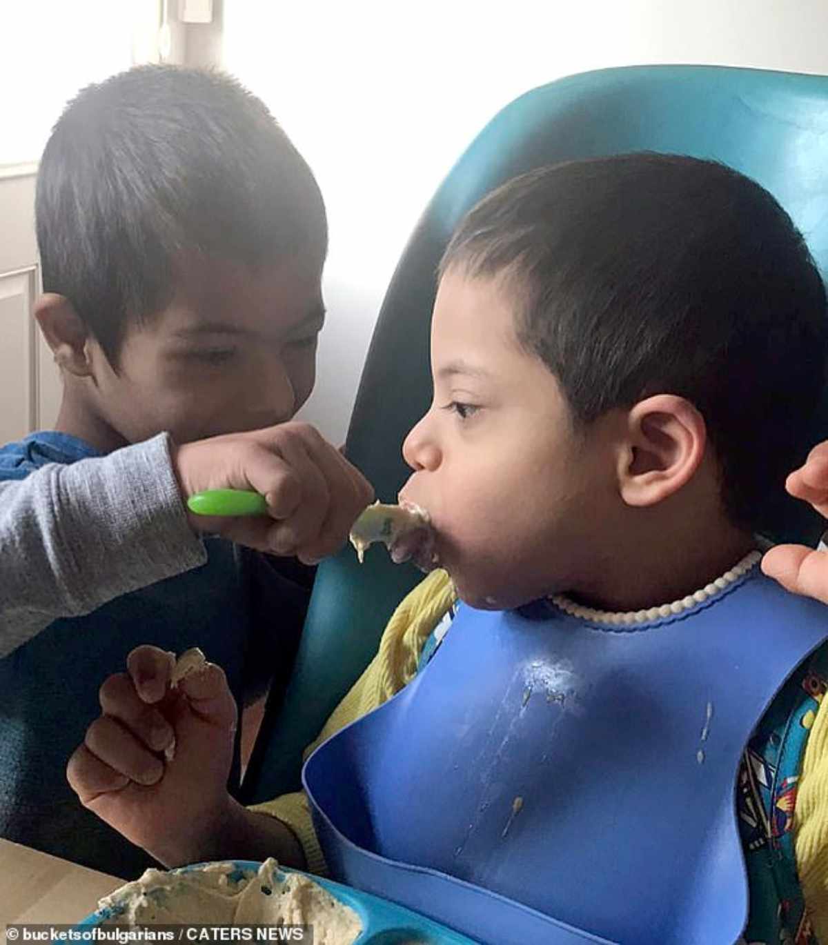 bambino sindrome down aiuta fratellini 3