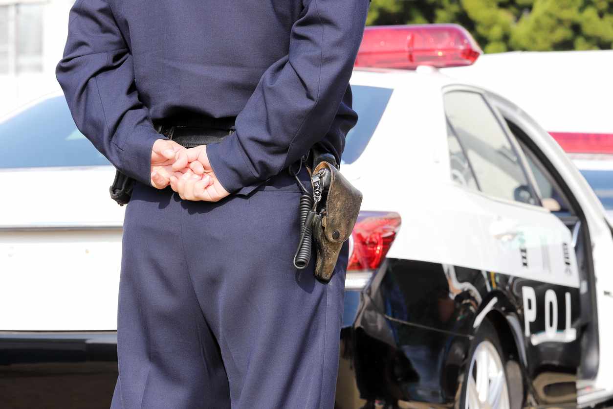 vigili aiutano una famiglia