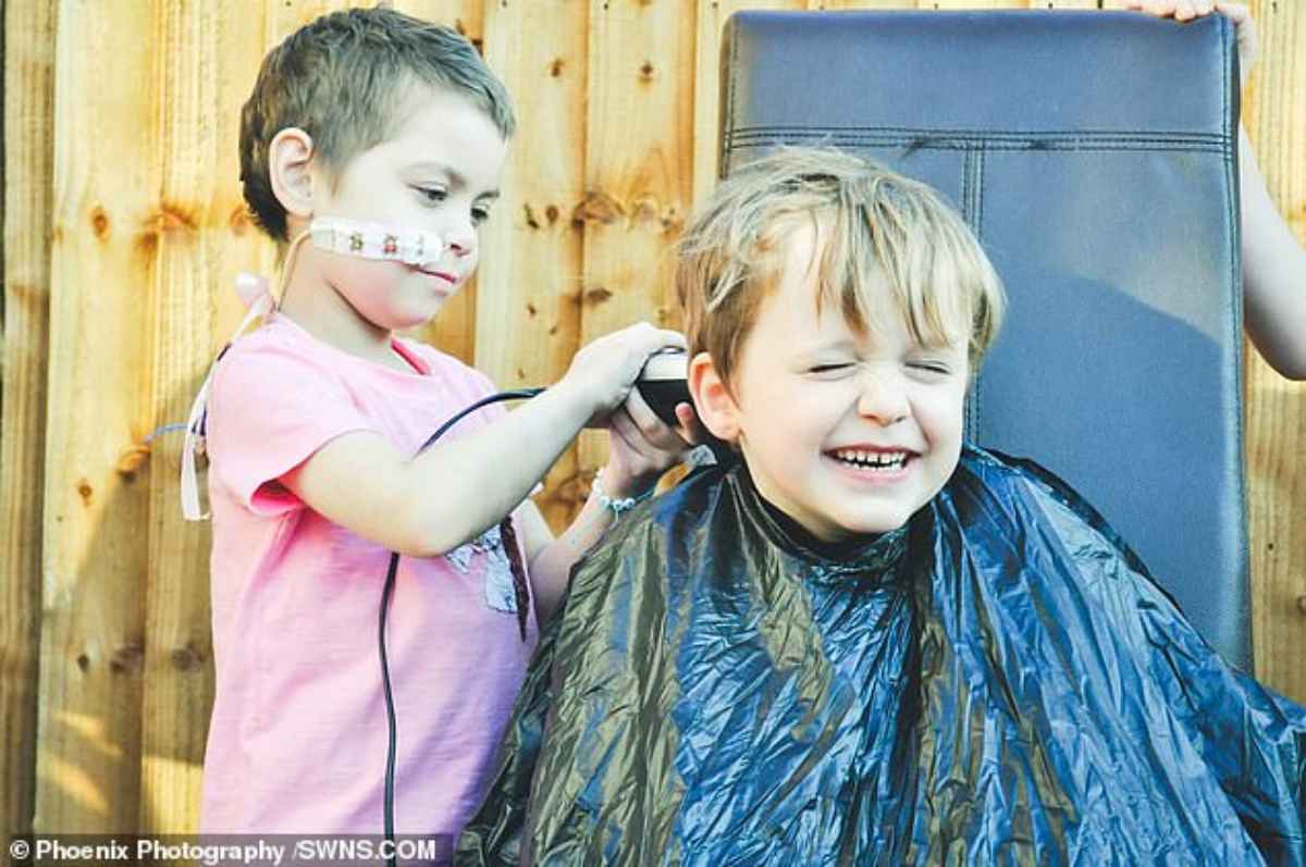 bambino si taglia i capelli per solidarietà