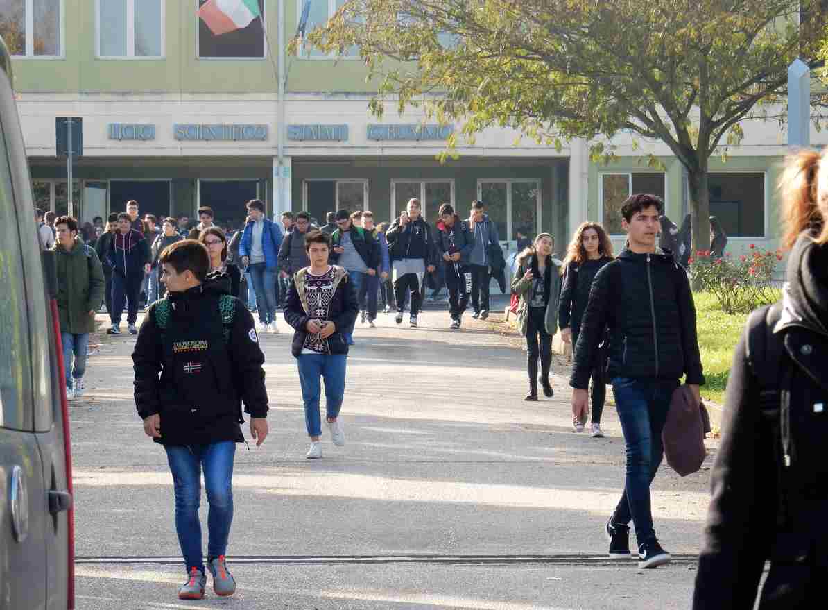 ragazza legata durante assemblea istituto