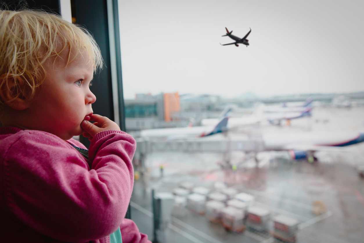 mamma dimentica il figlio in aeroporto