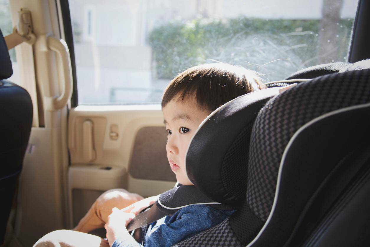 mamma lascia figlio in auto