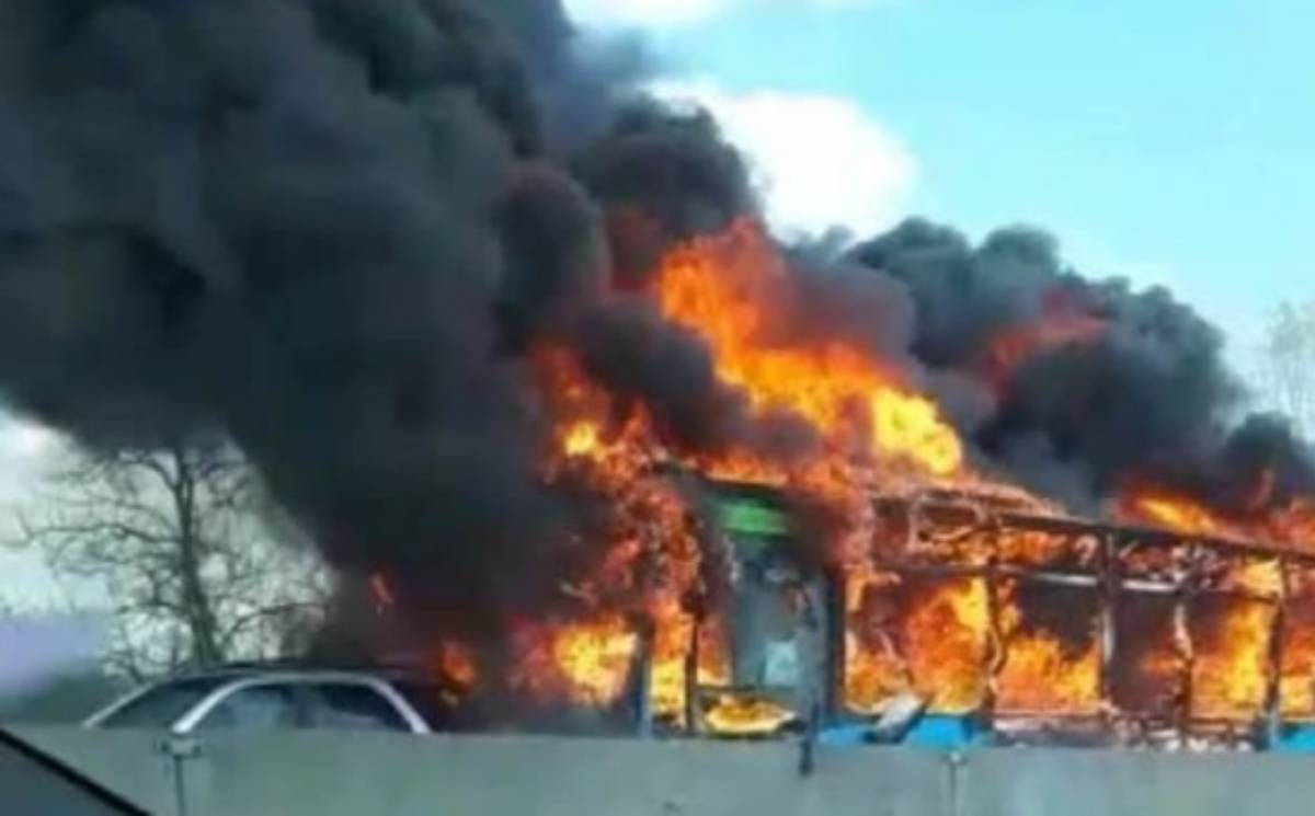 bus in fiamme