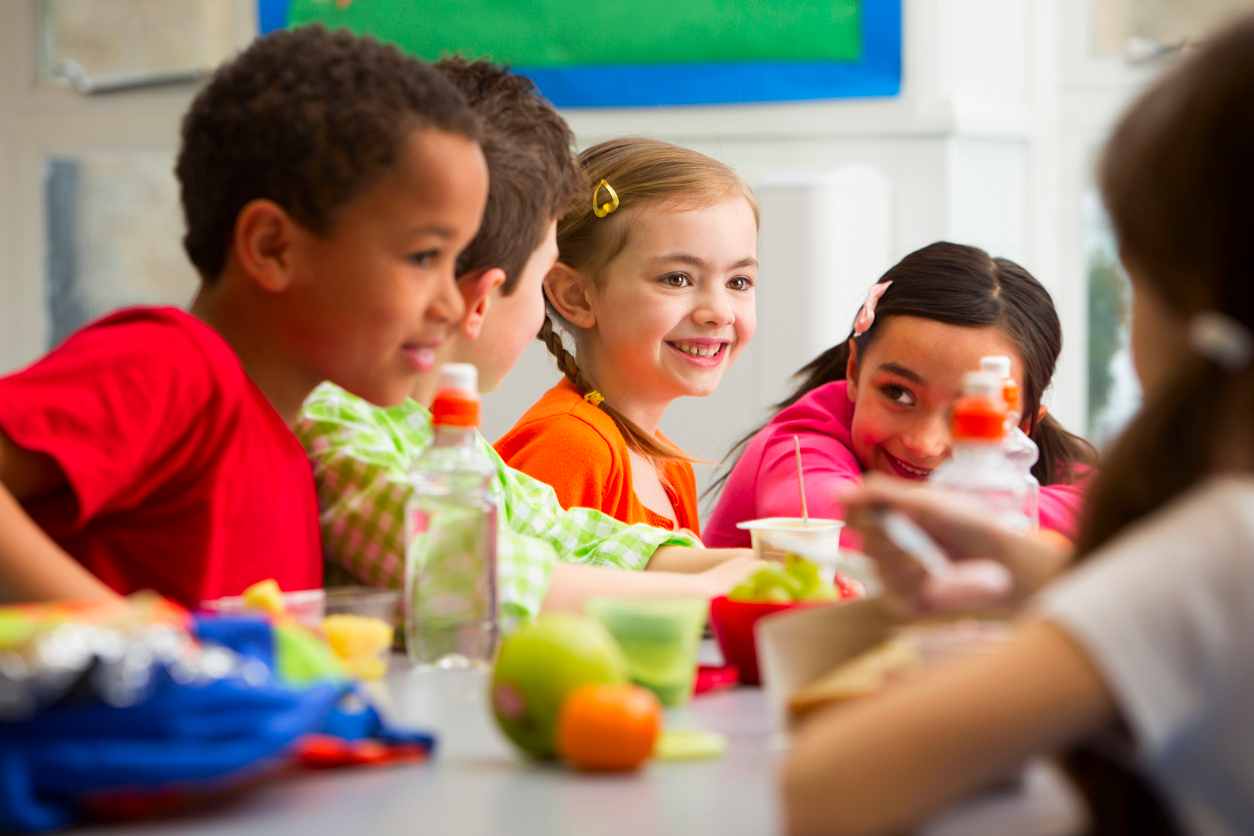 bambina discriminata a mensa