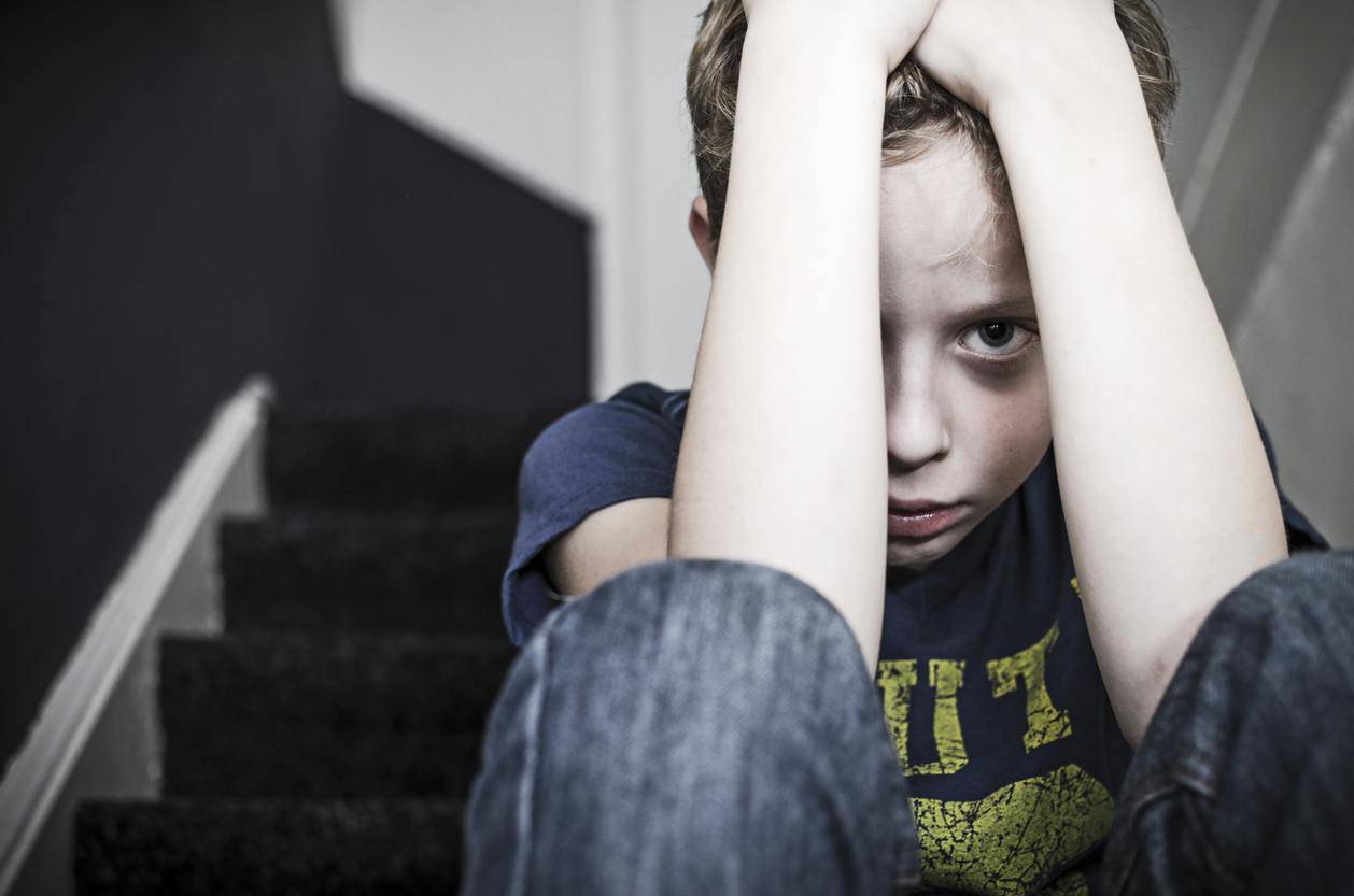 ragazzo incatenato al letto