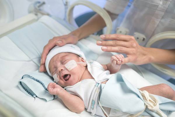 MAMMA DROGATA NEONATO