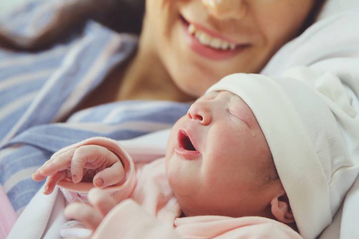 bambina nasce sul pulman
