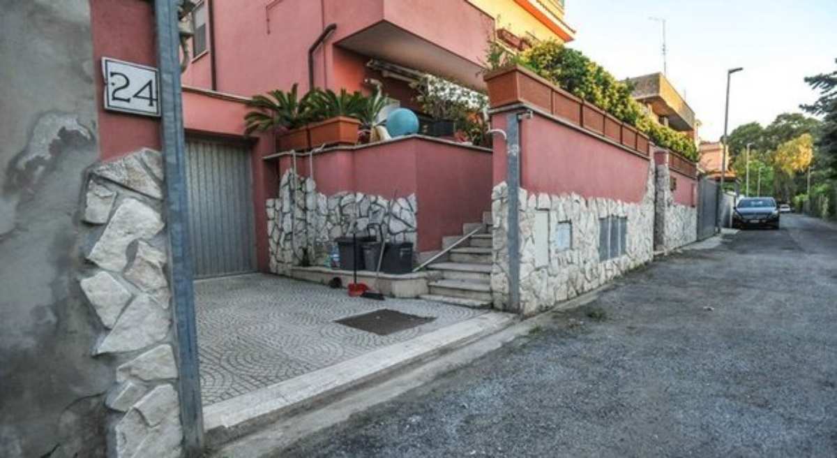 bambino schiacciato da cancello