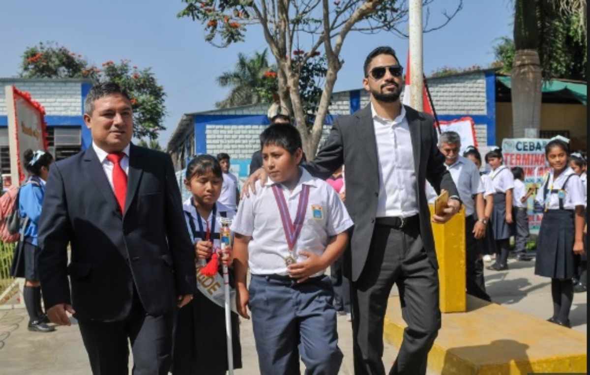 bambino studia sotto un lampione 2