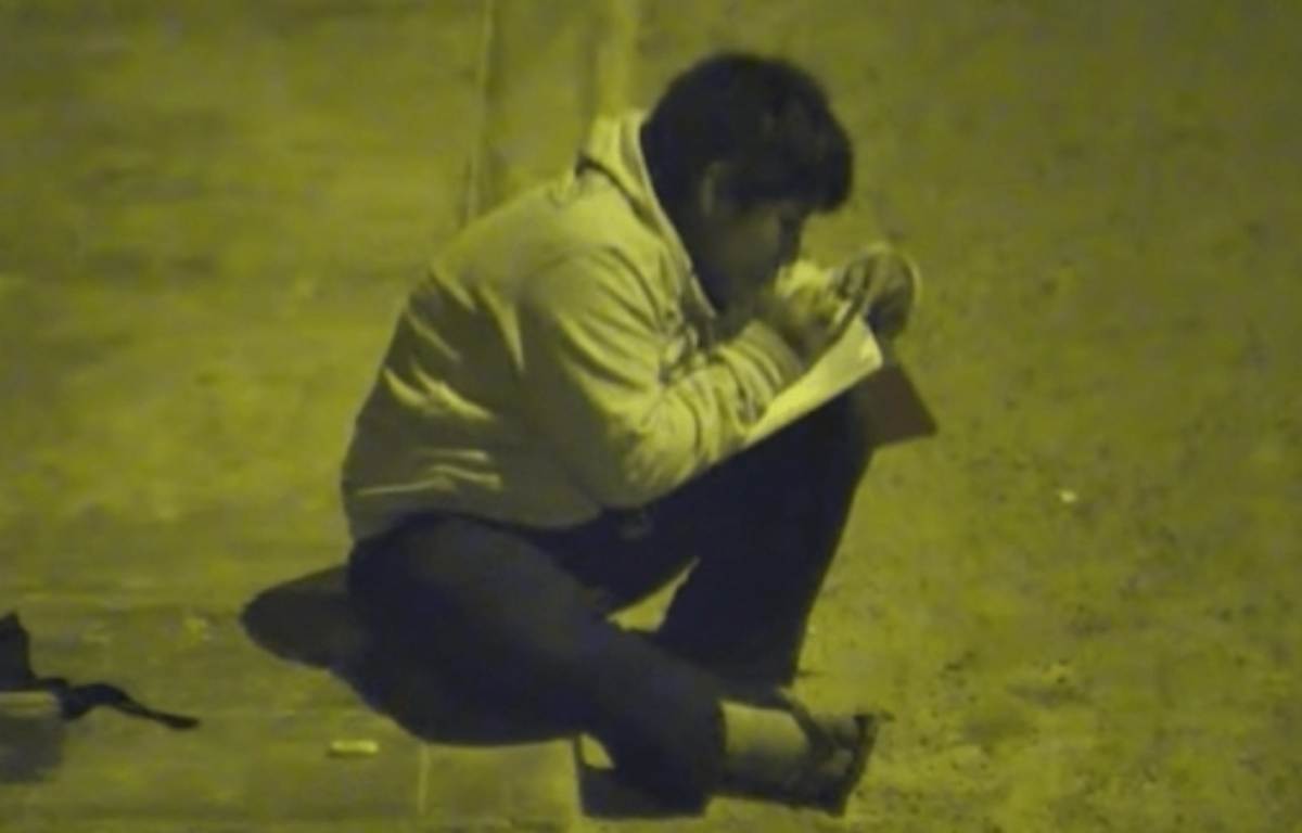 bambino studia sotto un lampione