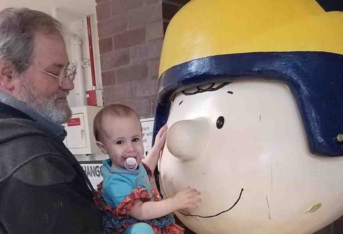 bambina morta su una nave