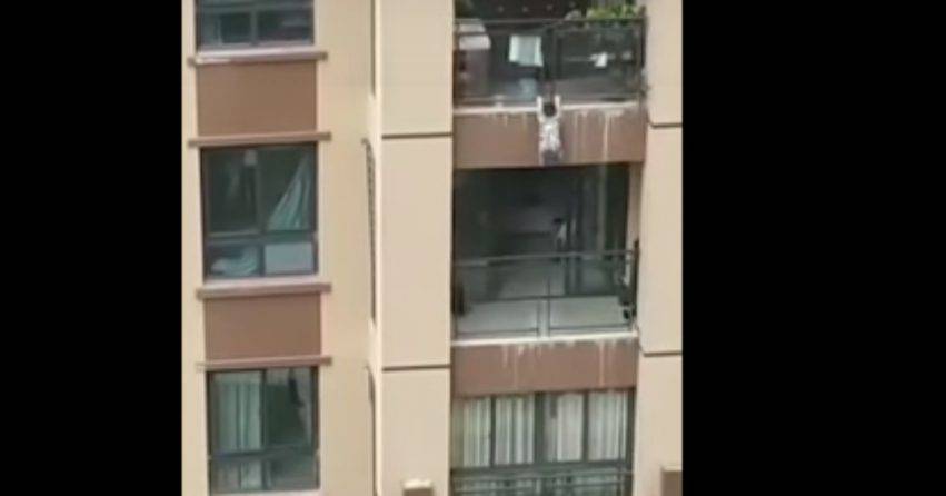 bambino cade da balcone