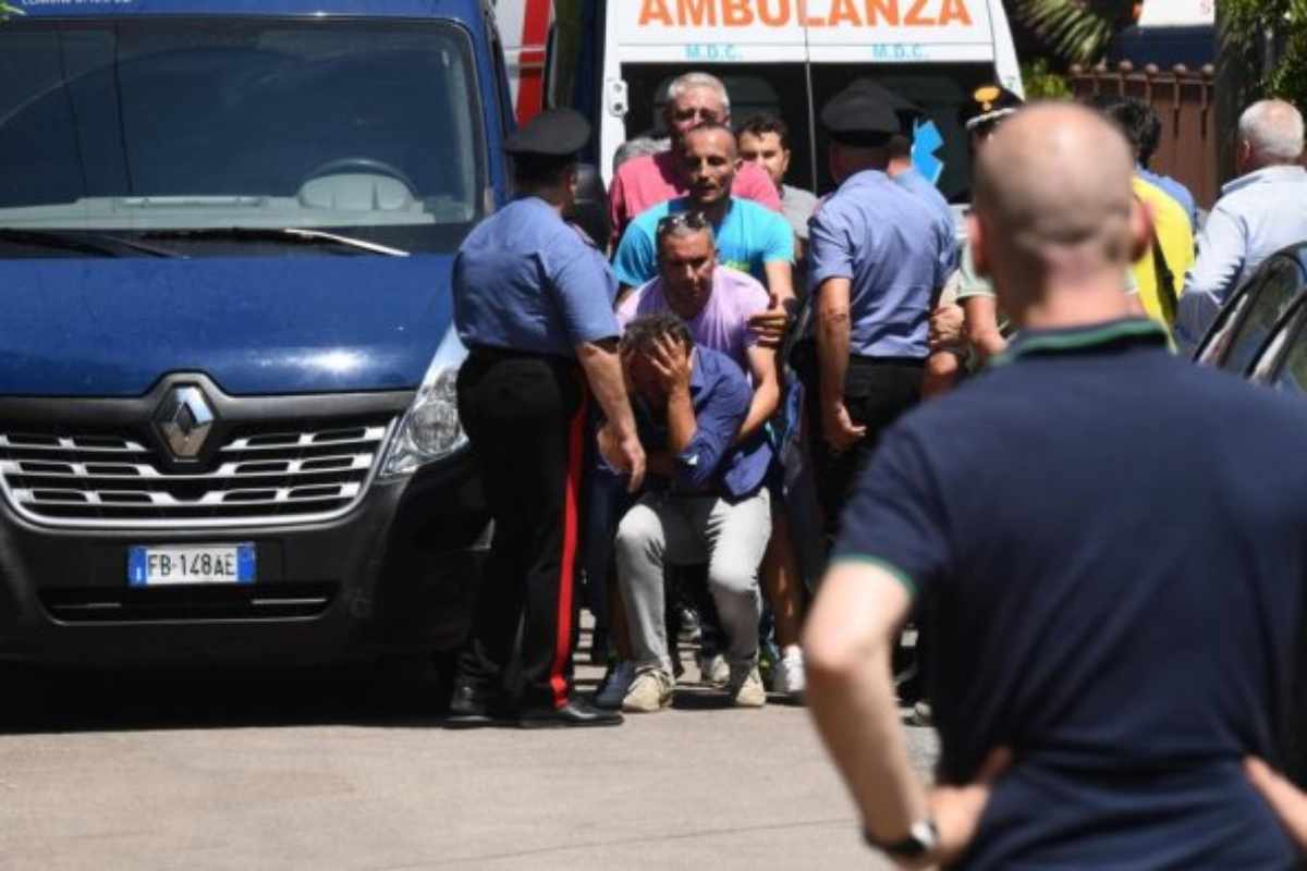 papà getta figlia dal balcone