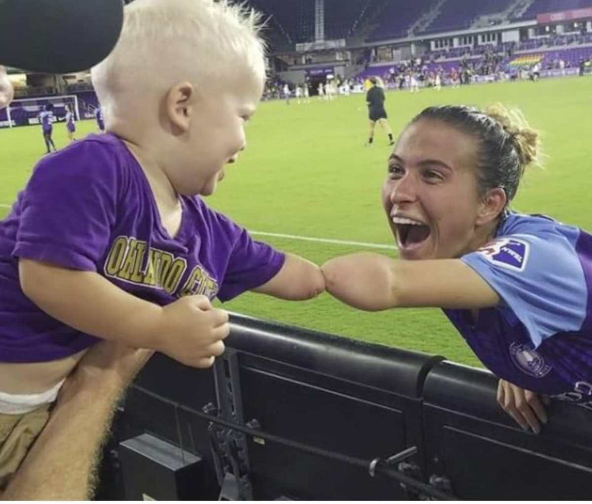 bambino senza una mano