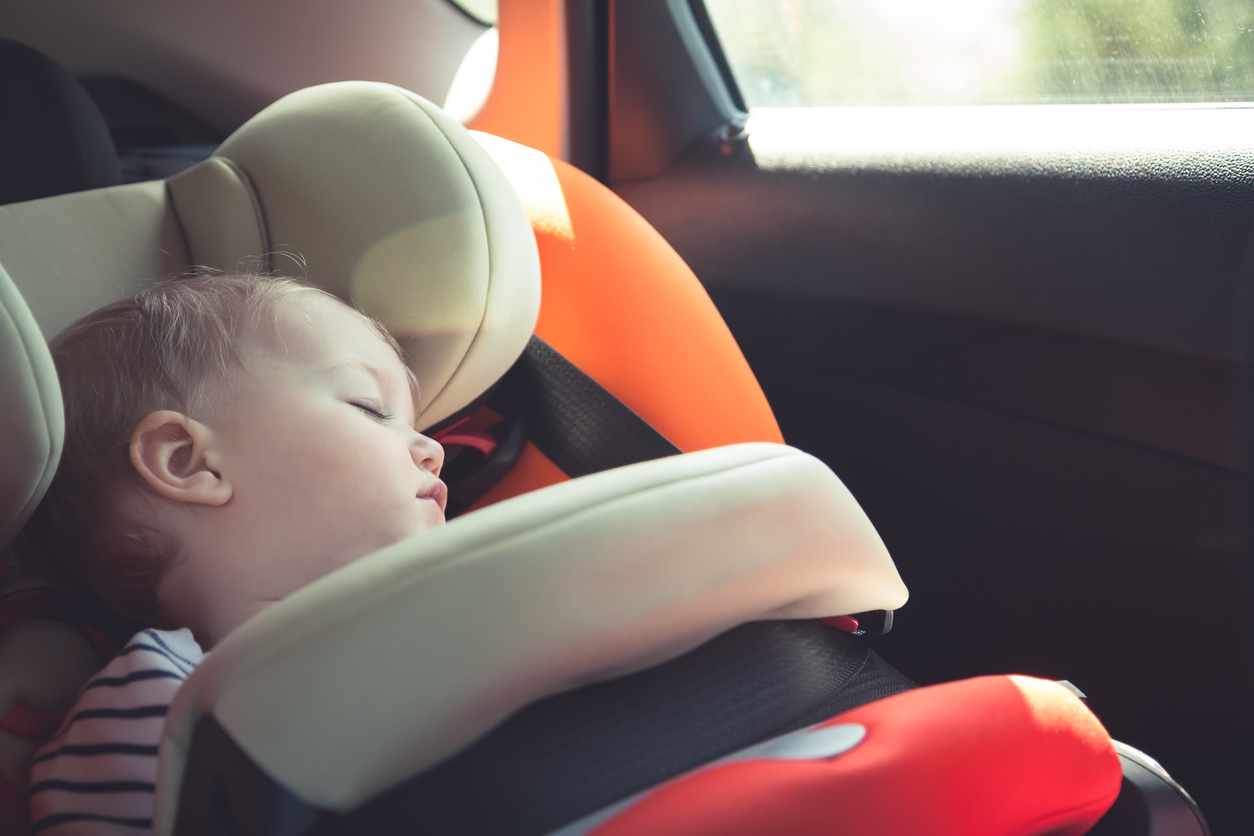 bambina lasciata in auto