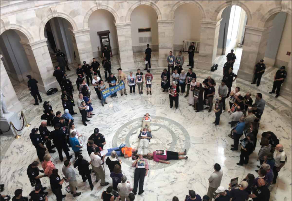 religiosi protestano per bambini migranti