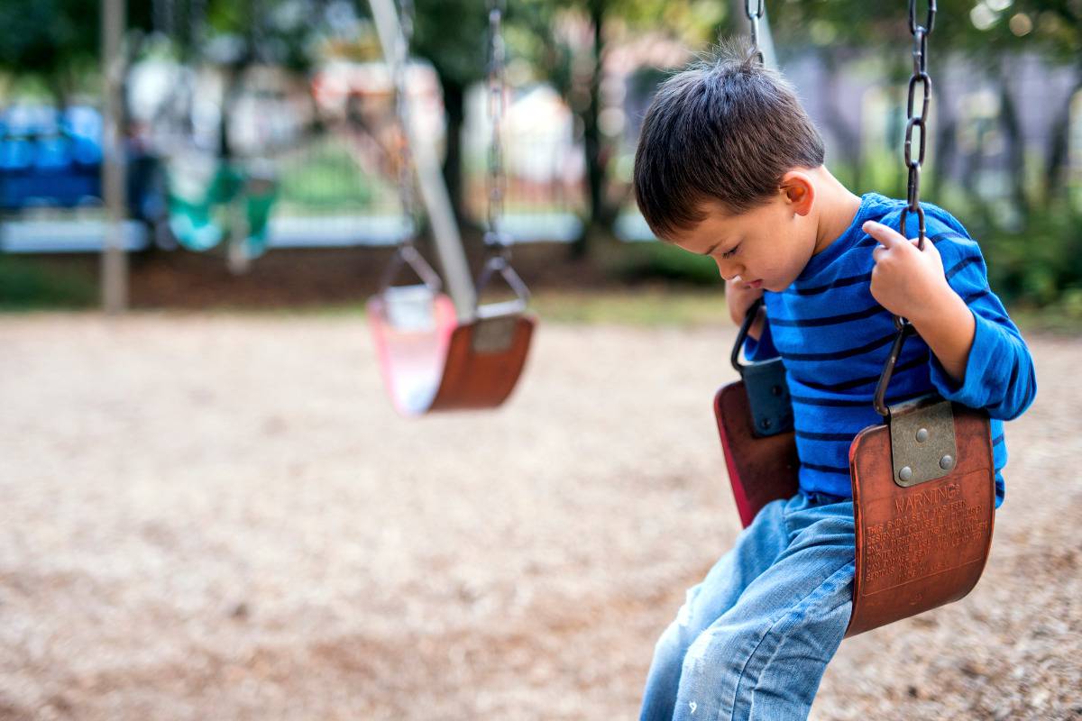 bambino dimenticato scuola