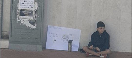 bambino manifesta da solo per il clima