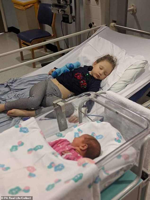 mamma sta 5 giorni con figlia morta 5