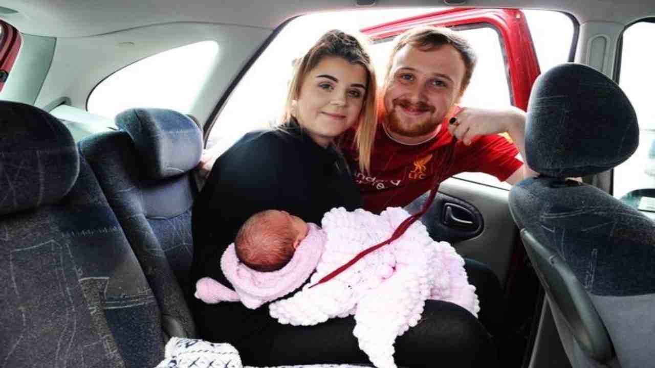 mamma partorisce in macchina