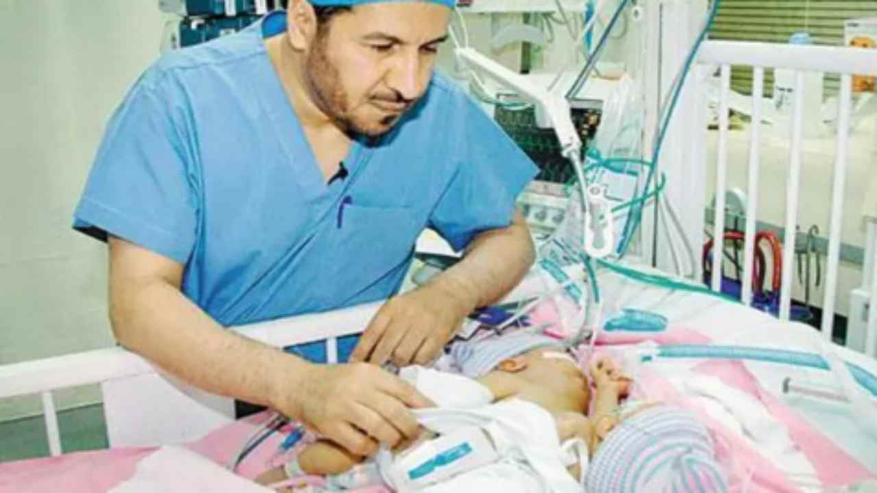 48 gemelli siamesi separati | Il medico da record | FOTO