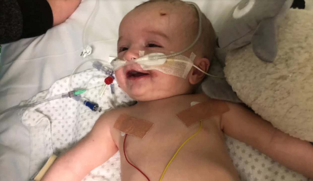 neonato si sveglia dal coma e sorride