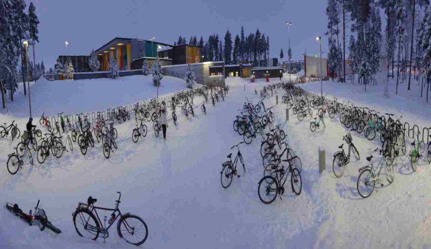 bambini in bicicletta in inverno