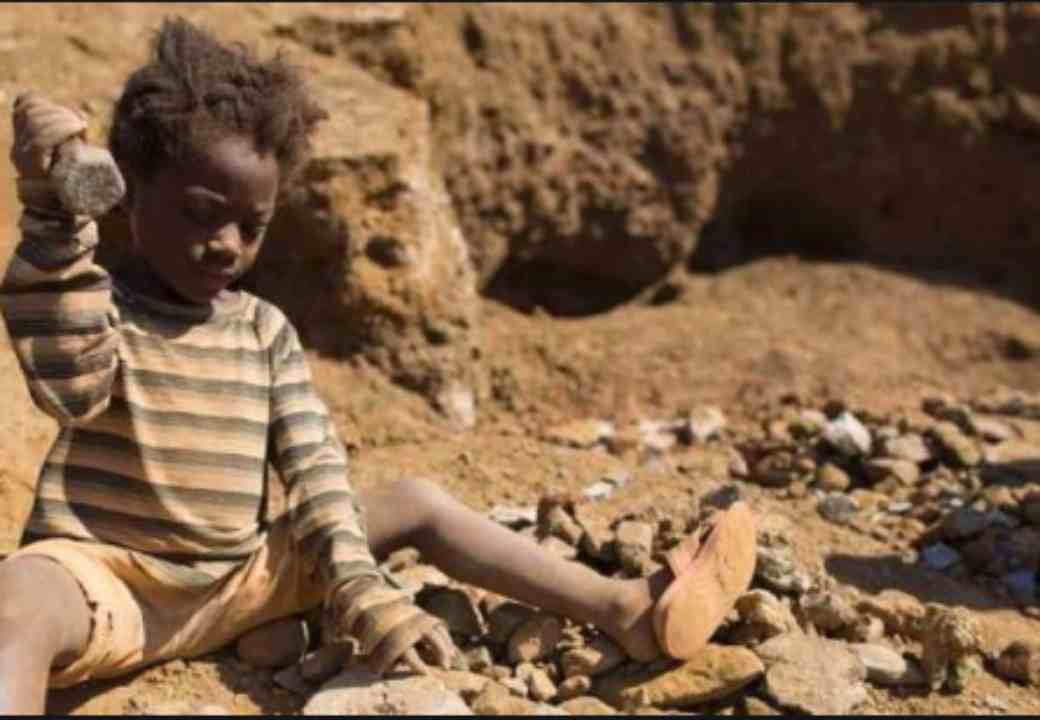 bambini raccolgono il cobalto