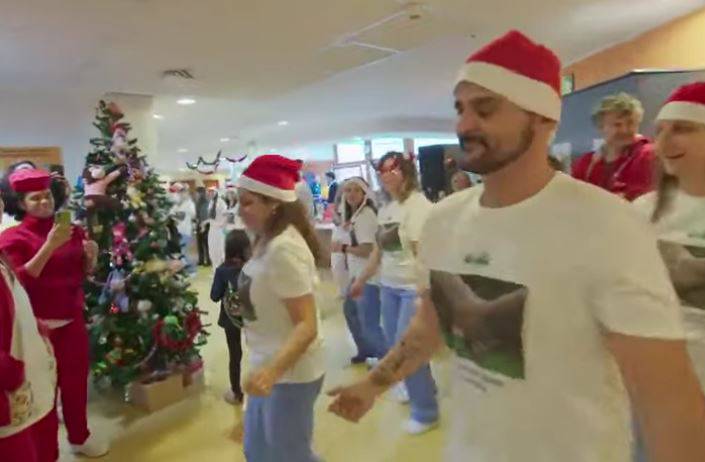 Babbo Natale Jambo.Ospedale Pediatrico Meyer Ballo Di Natale Per I Bambini Video