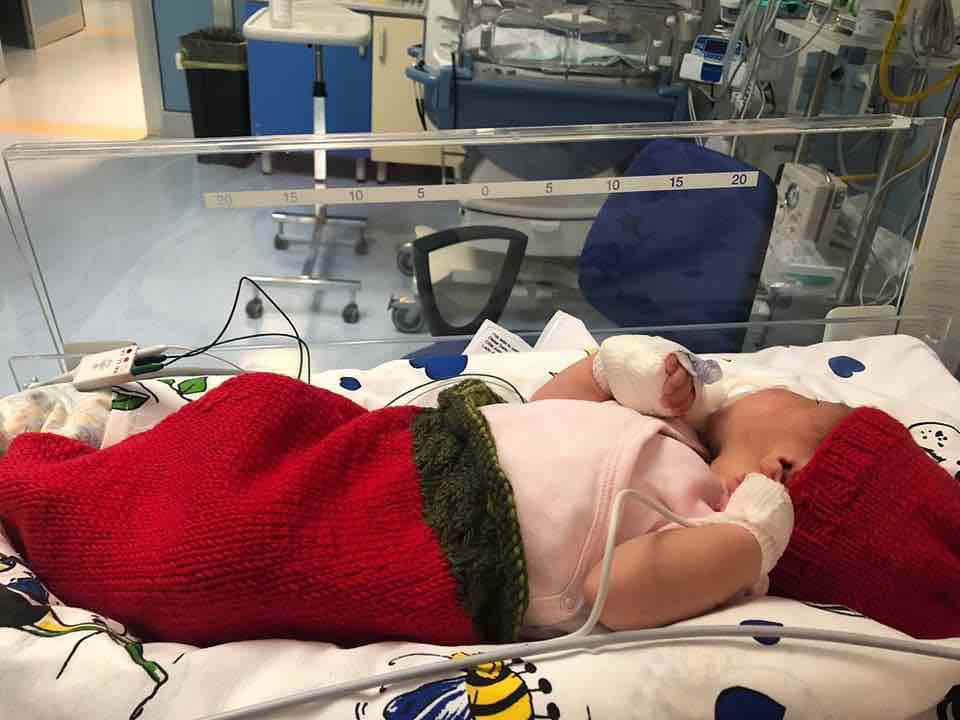 indumenti neonati prematuri mani di mamma
