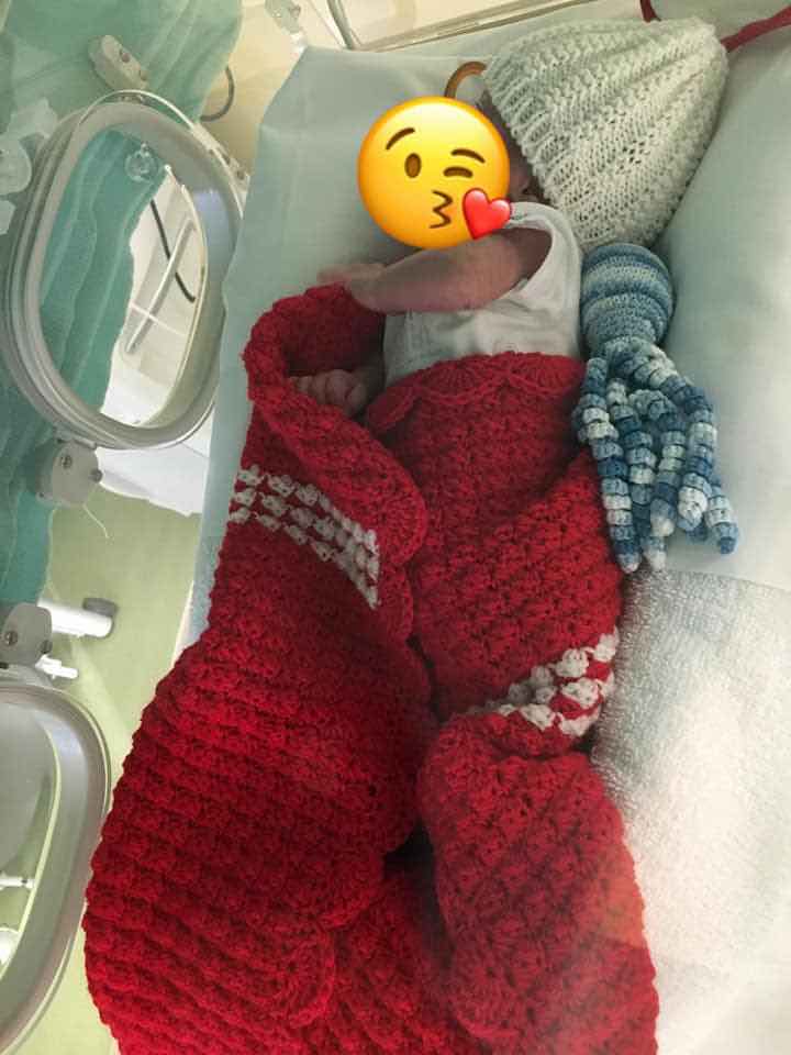 indumenti neonati prematuri mani di mamma