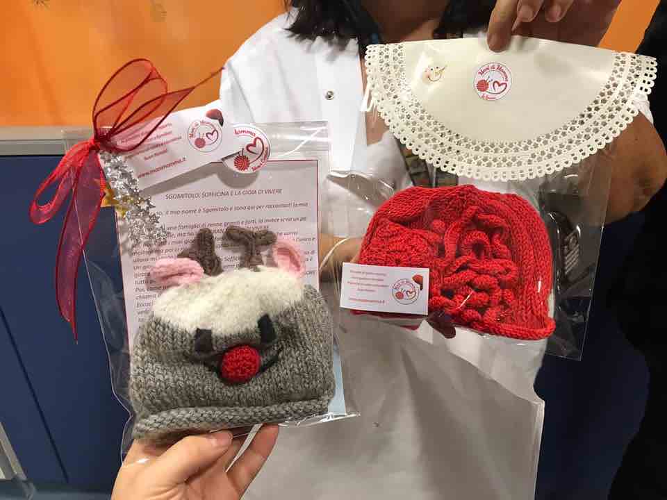 indumenti speciali neonati prematuri mani di mamma