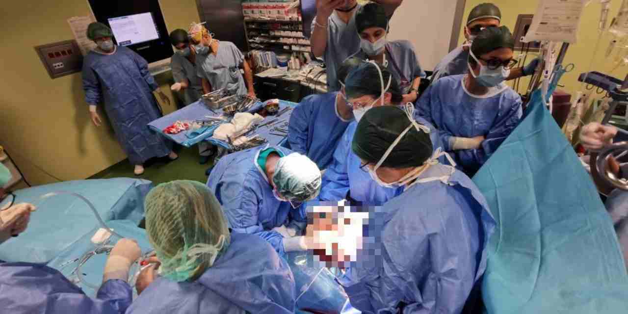 bambina operata mentre nasce